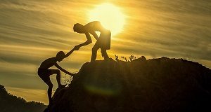 Quelle: https://pixabay.com/de/abenteuer-h%C3%B6he-arm-hilfe-sportler-1807524/