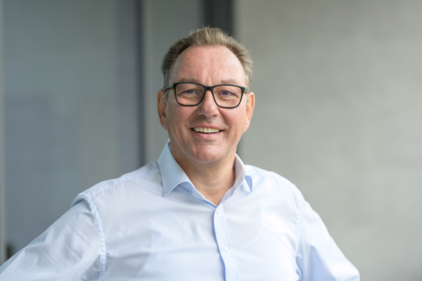 Porträt von Ansgar Licher in einem hellblauen Hemd