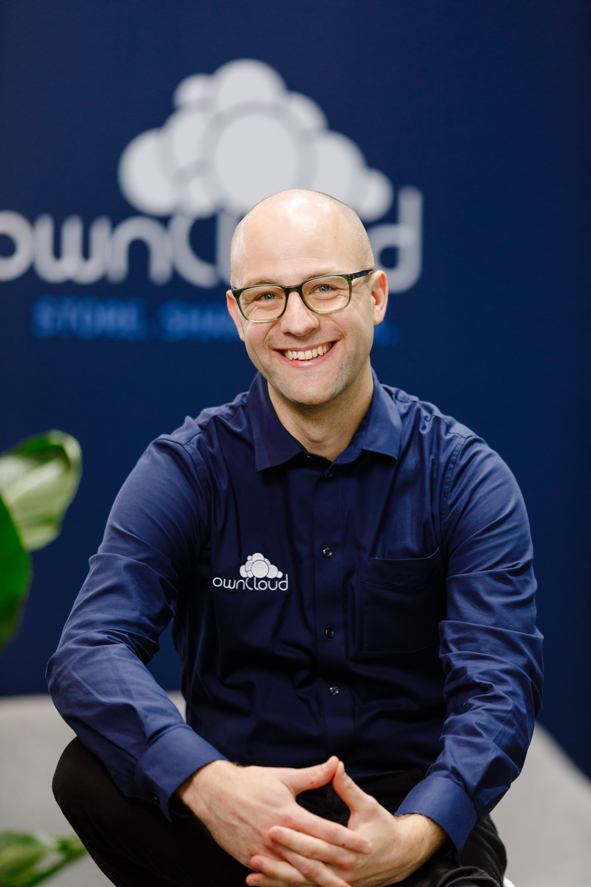 Porträt von David Walter vor einem ownCloud-Hintergrund