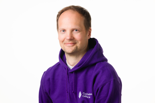 Porträt von Thorsten Behrens in einem violetten Collabora-Office-Hoodie