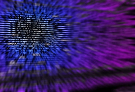 Abstrakte Darstellung von Programmcode in Blau und Violett