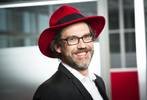 Porträt von Jan Wildeboer mit rotem Hut und Brille