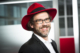 Porträt von Jan Wildeboer mit rotem Hut und Brille
